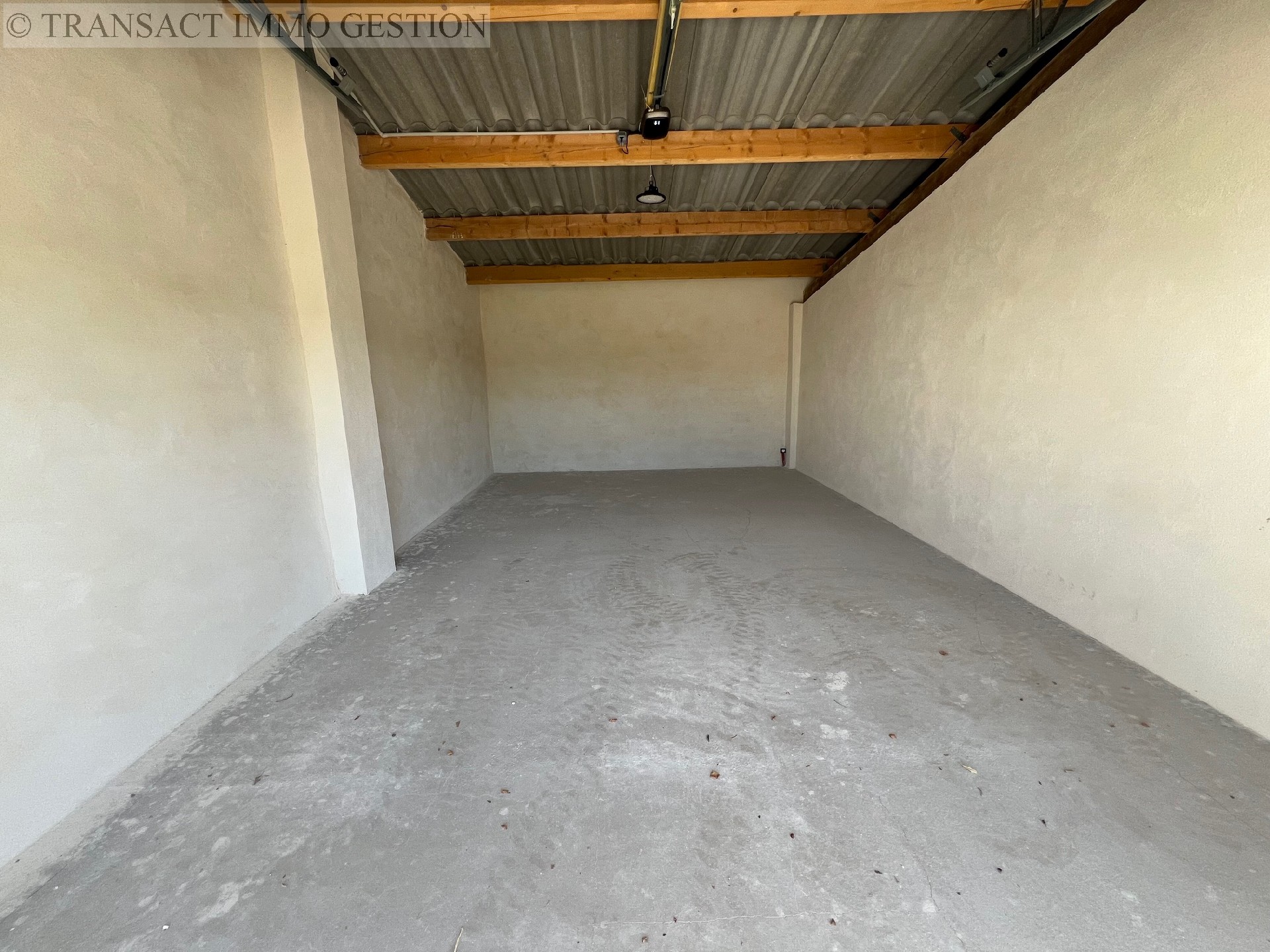 Location , EYGUIERES, terrain de  m²