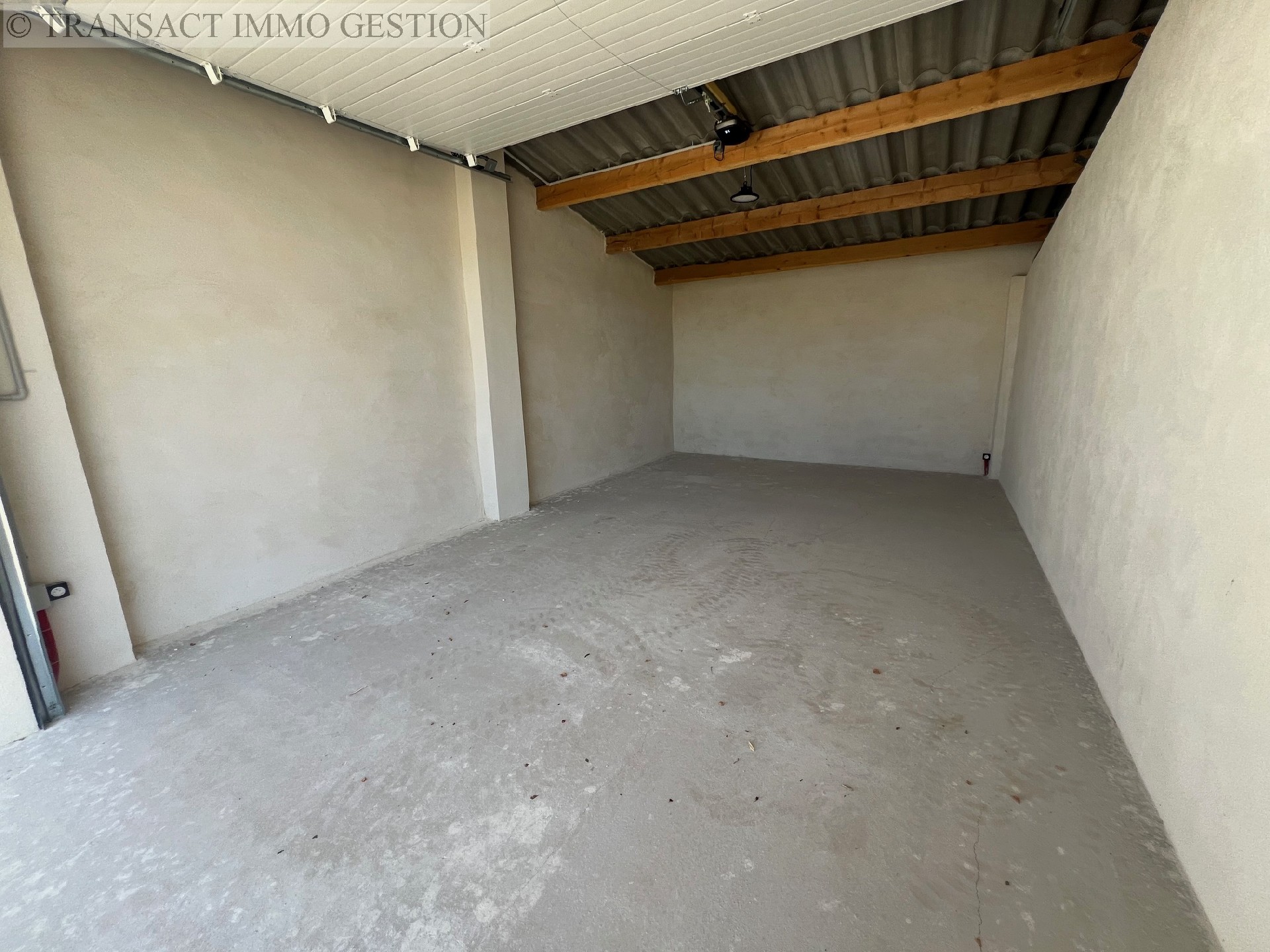 Location , EYGUIERES, terrain de  m²