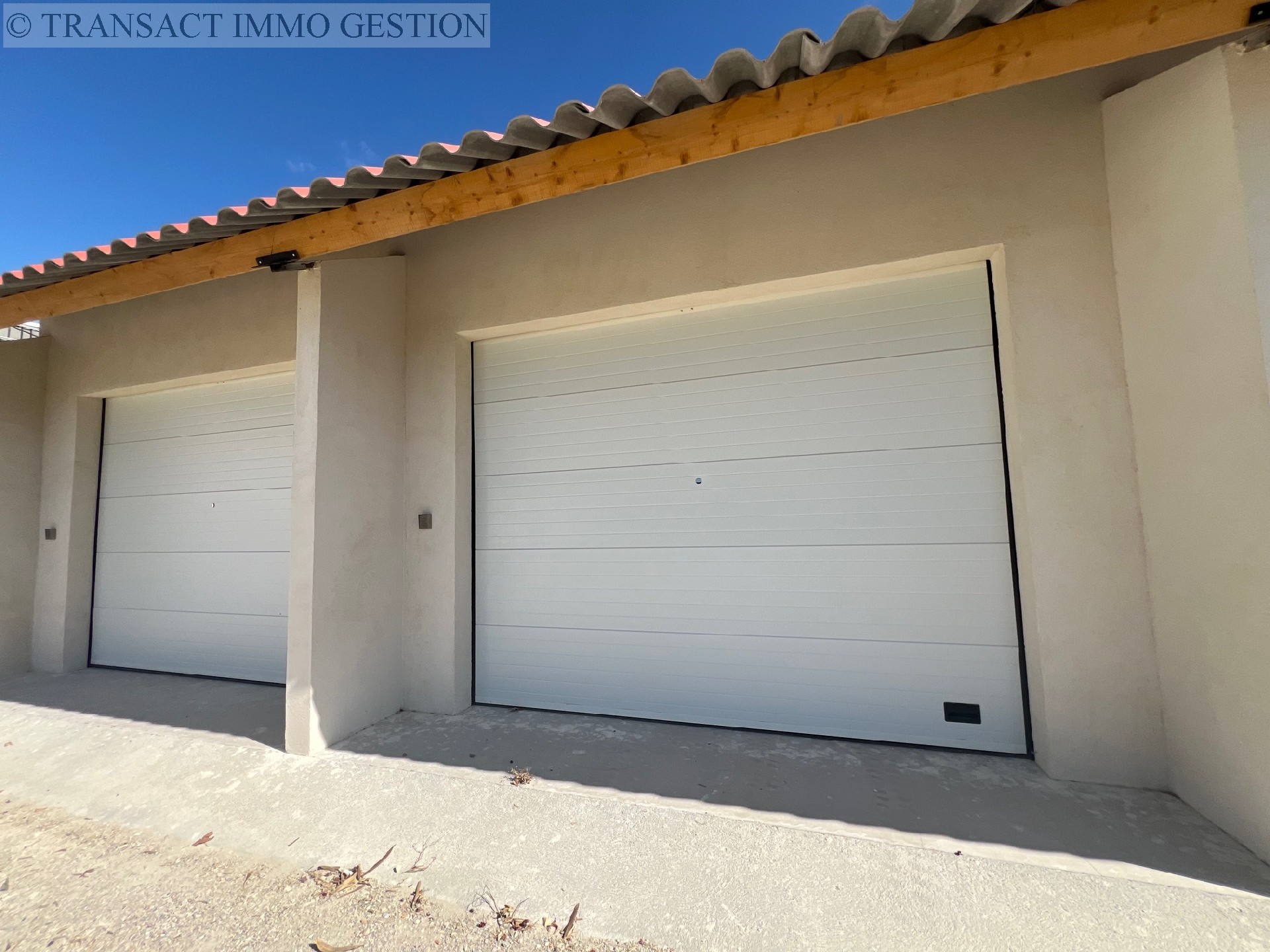 Location , EYGUIERES, terrain de  m²