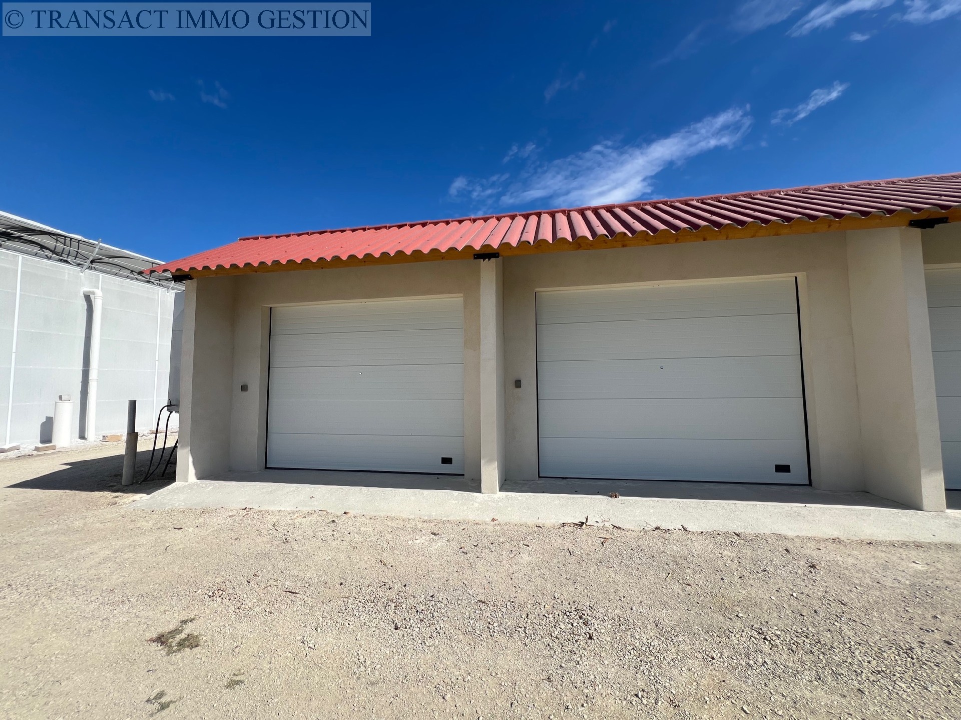 Location , EYGUIERES, terrain de  m²