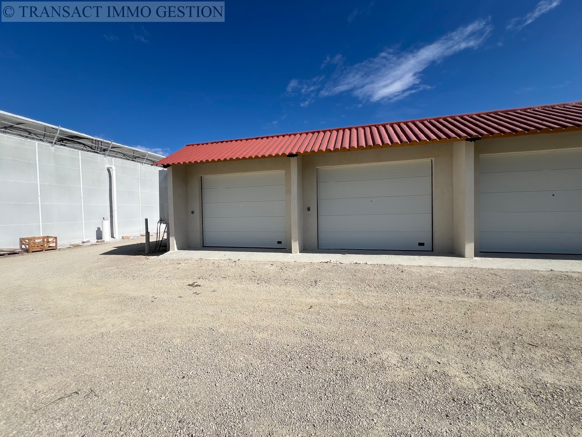 Location , EYGUIERES, terrain de  m²