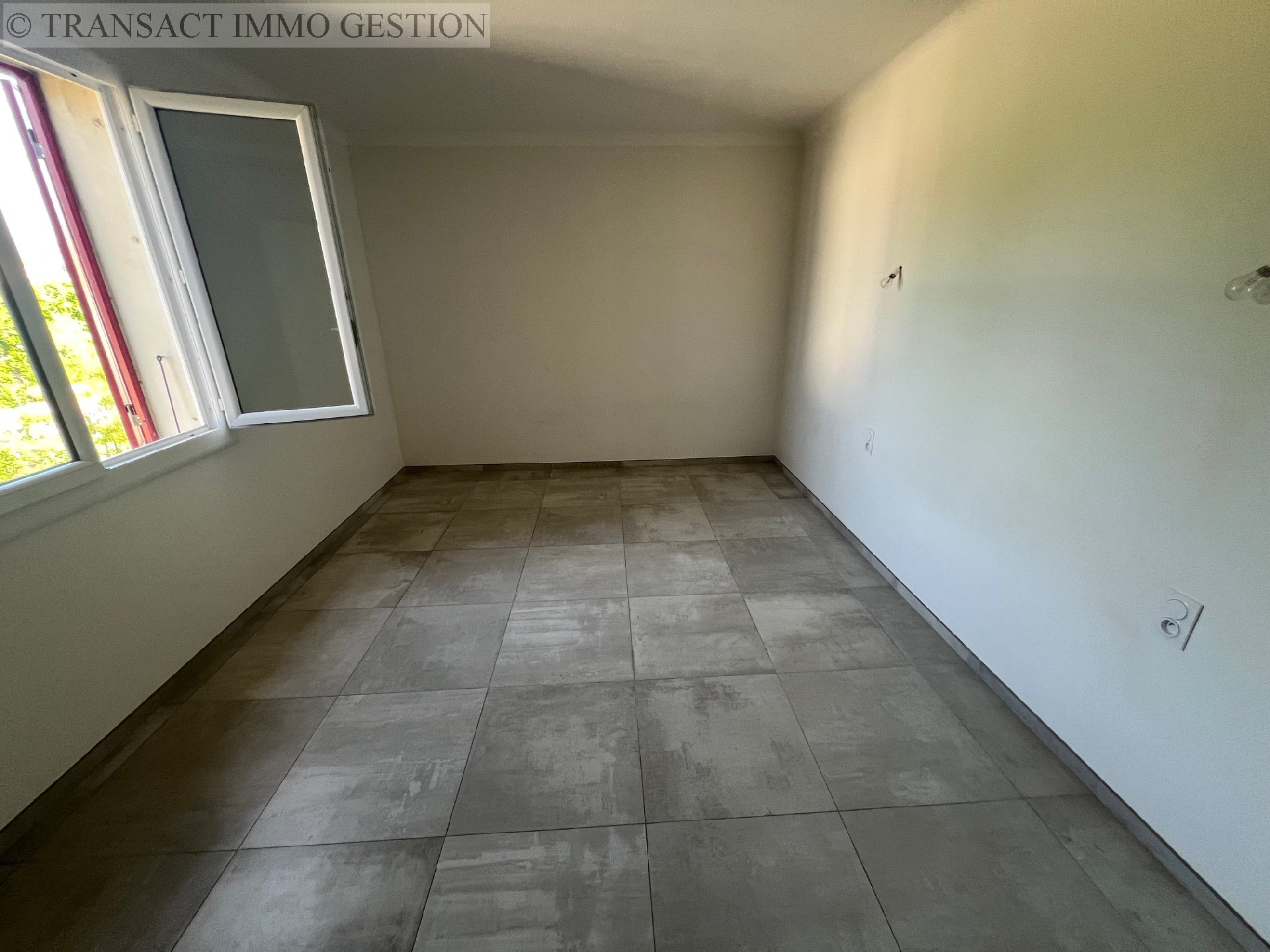 Location , EYGUIERES, 110 m², 5 pièces