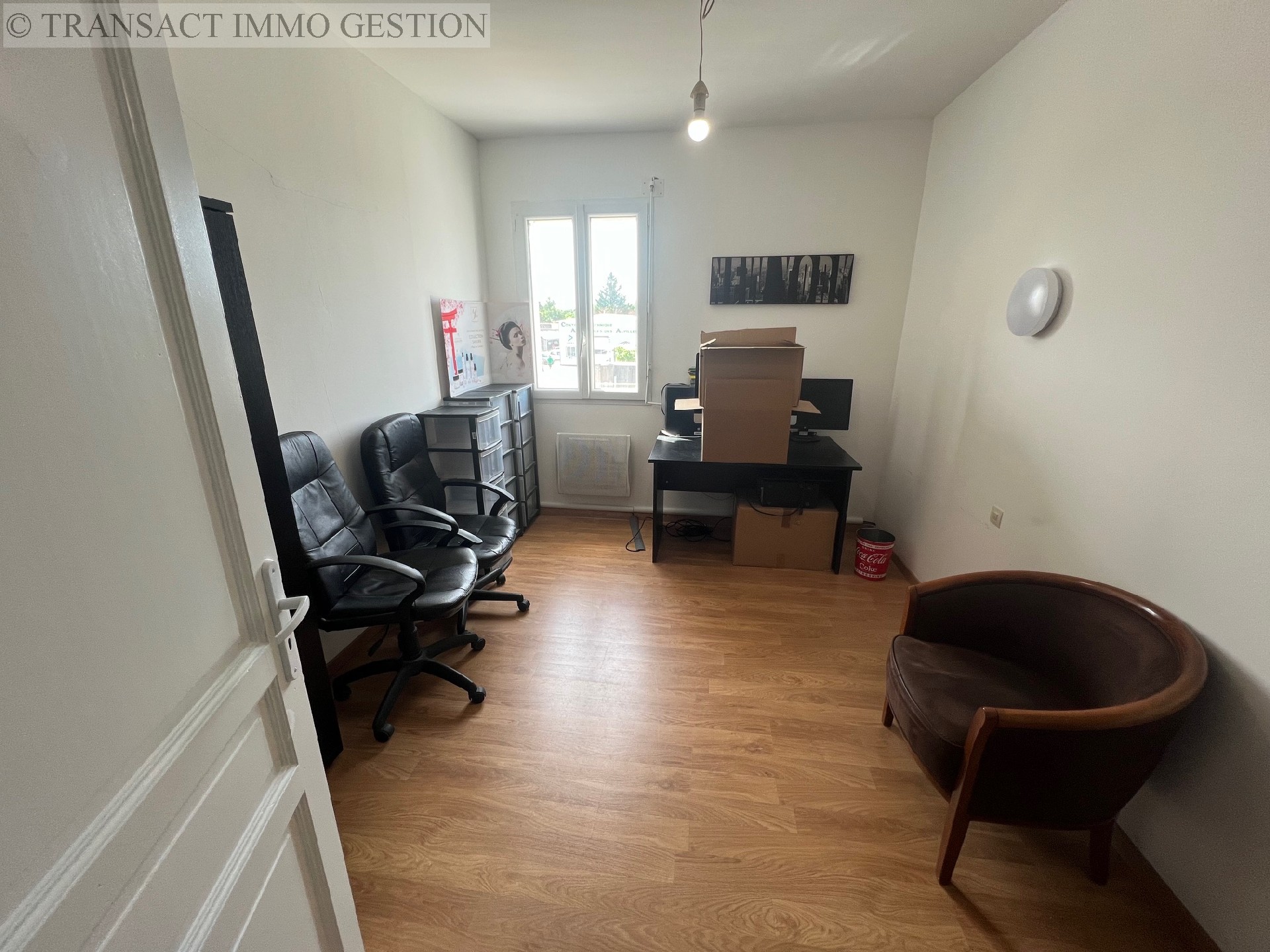 Local commerce bureau à vendre, EYGUIERES, 103 m², 4 pièces